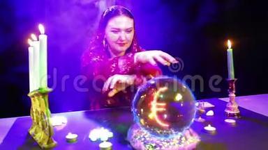一个在魔法沙龙里的吉普赛人正在用水晶球进行魔法，从水晶球中出现了火欧元符号